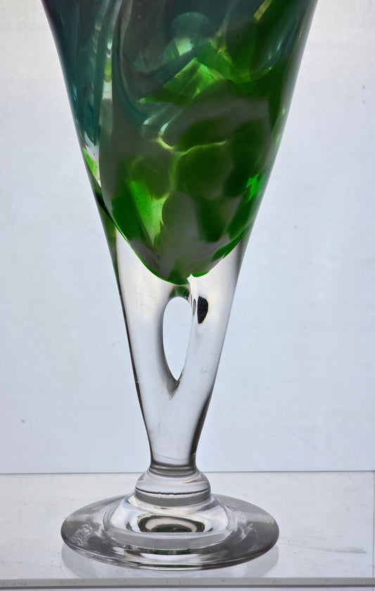 L.E Smith Glass hand made art vase.
.