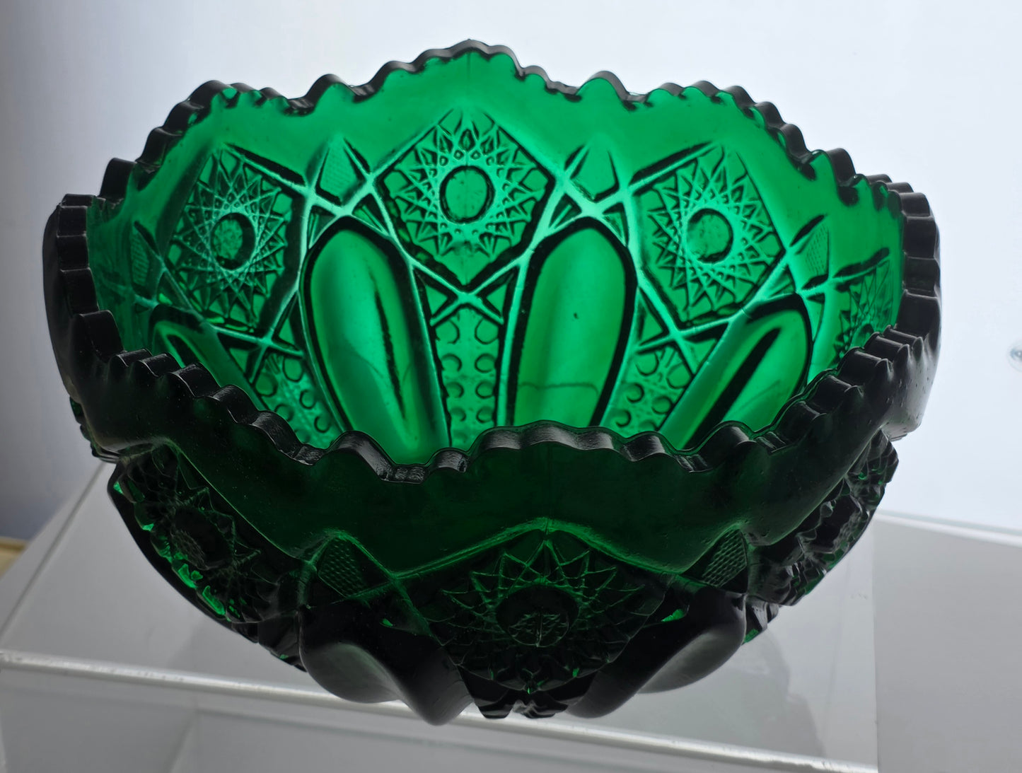 L.E Smith Glass emerald green Quintec bowl