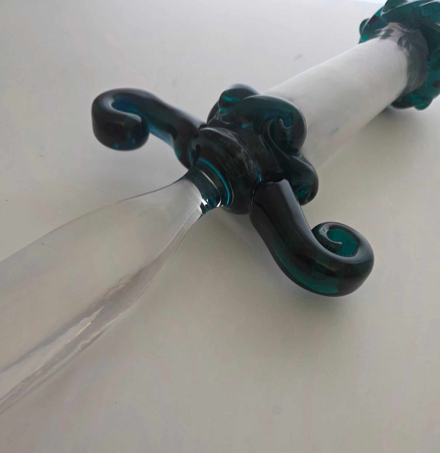 L.E Smith green and white Glass hand made art dagger.
.