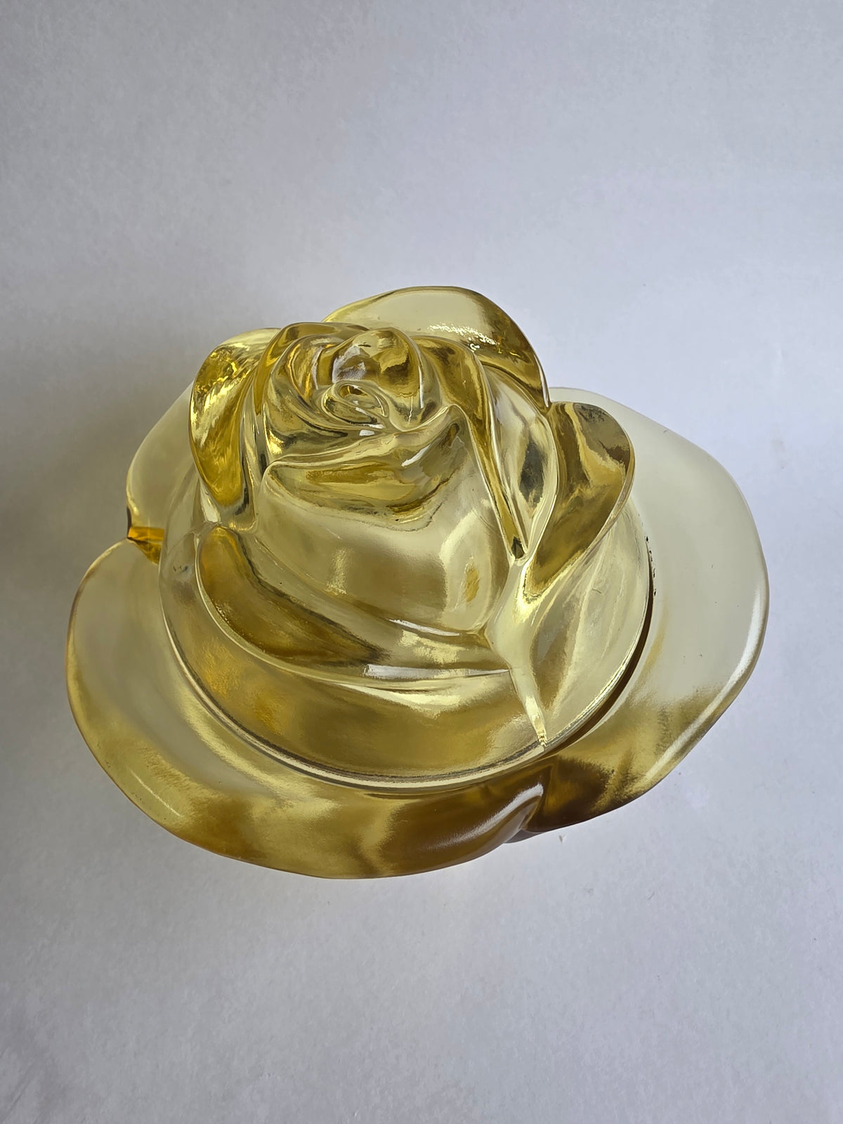 L.E Smith Glass yellow rose bowl with lid Glows