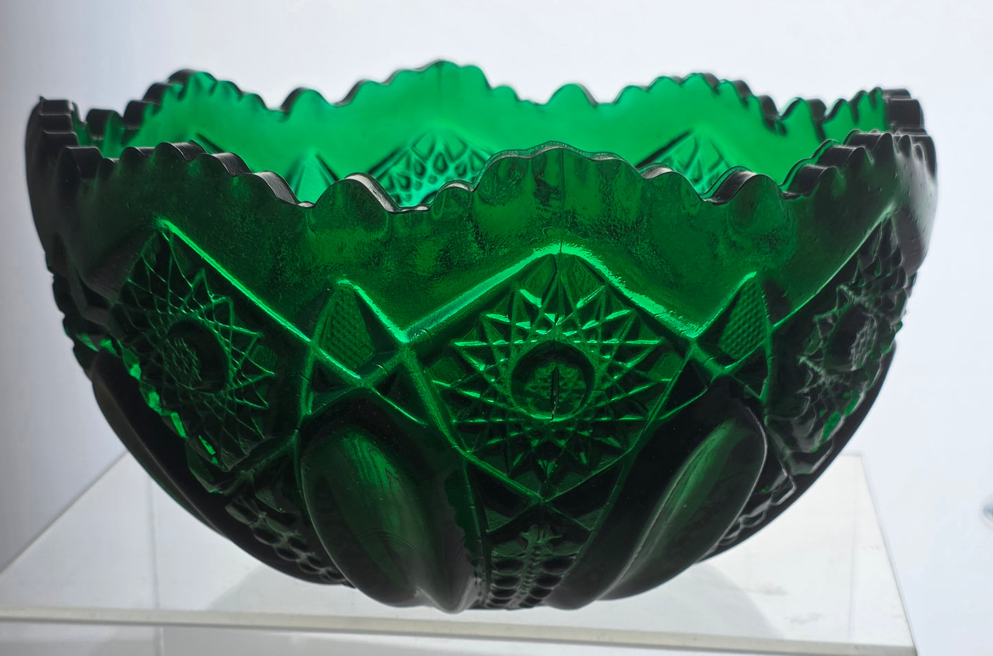 L.E Smith Glass emerald green Quintec bowl