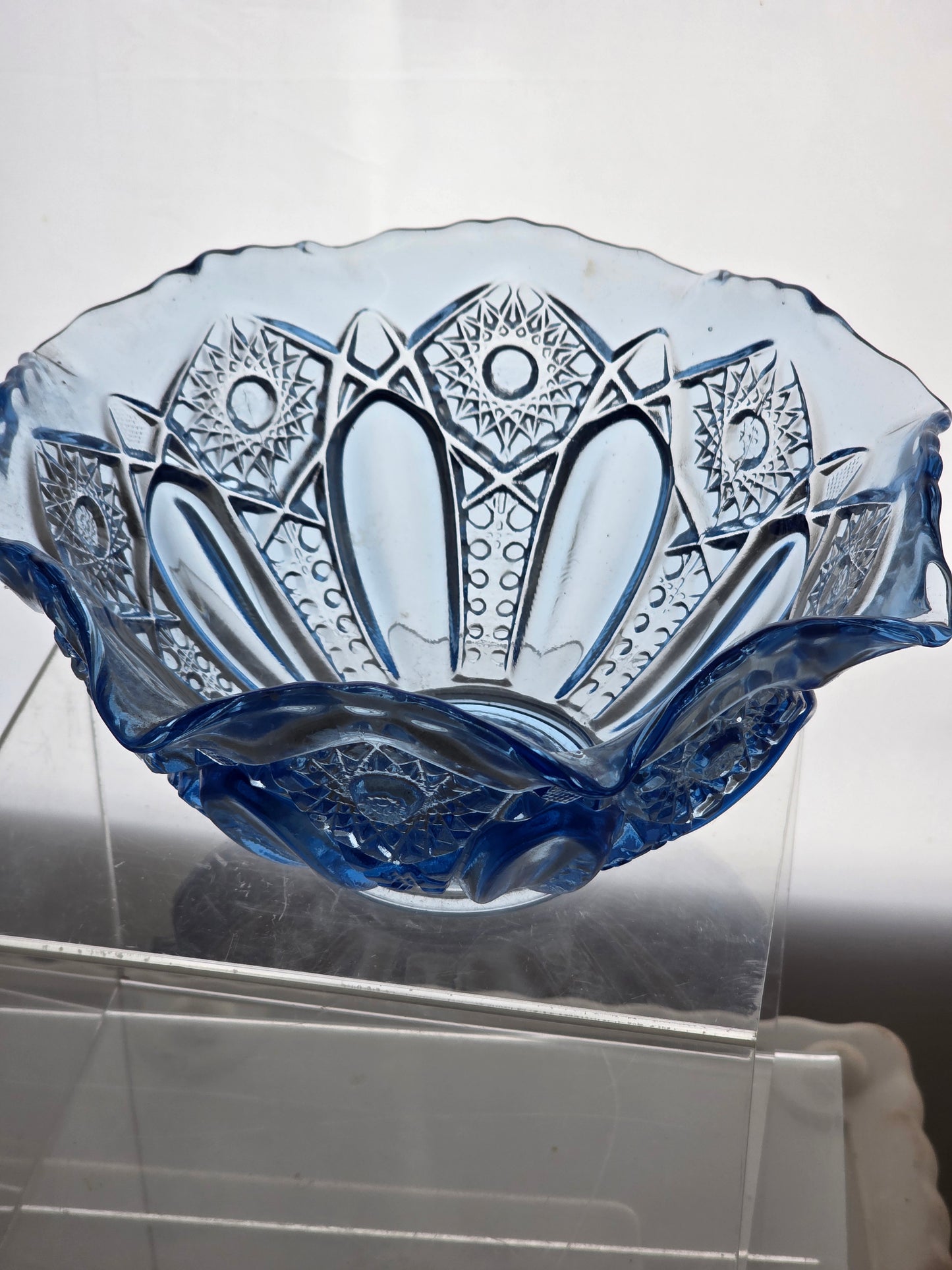 L E Smith Glass blue scoloped edge bowl