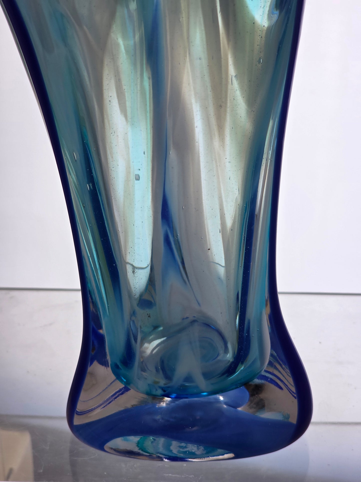 L.E Smith multicolor Glass hand made art vase.
.