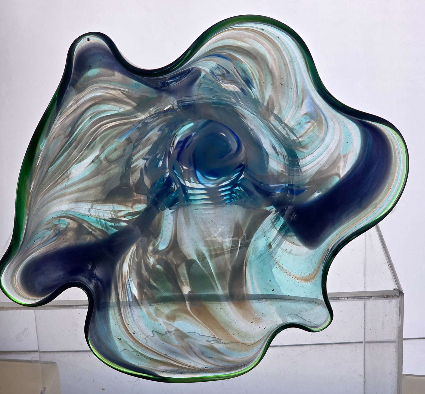 L.E Smith multicolor Glass hand made art vase.
.