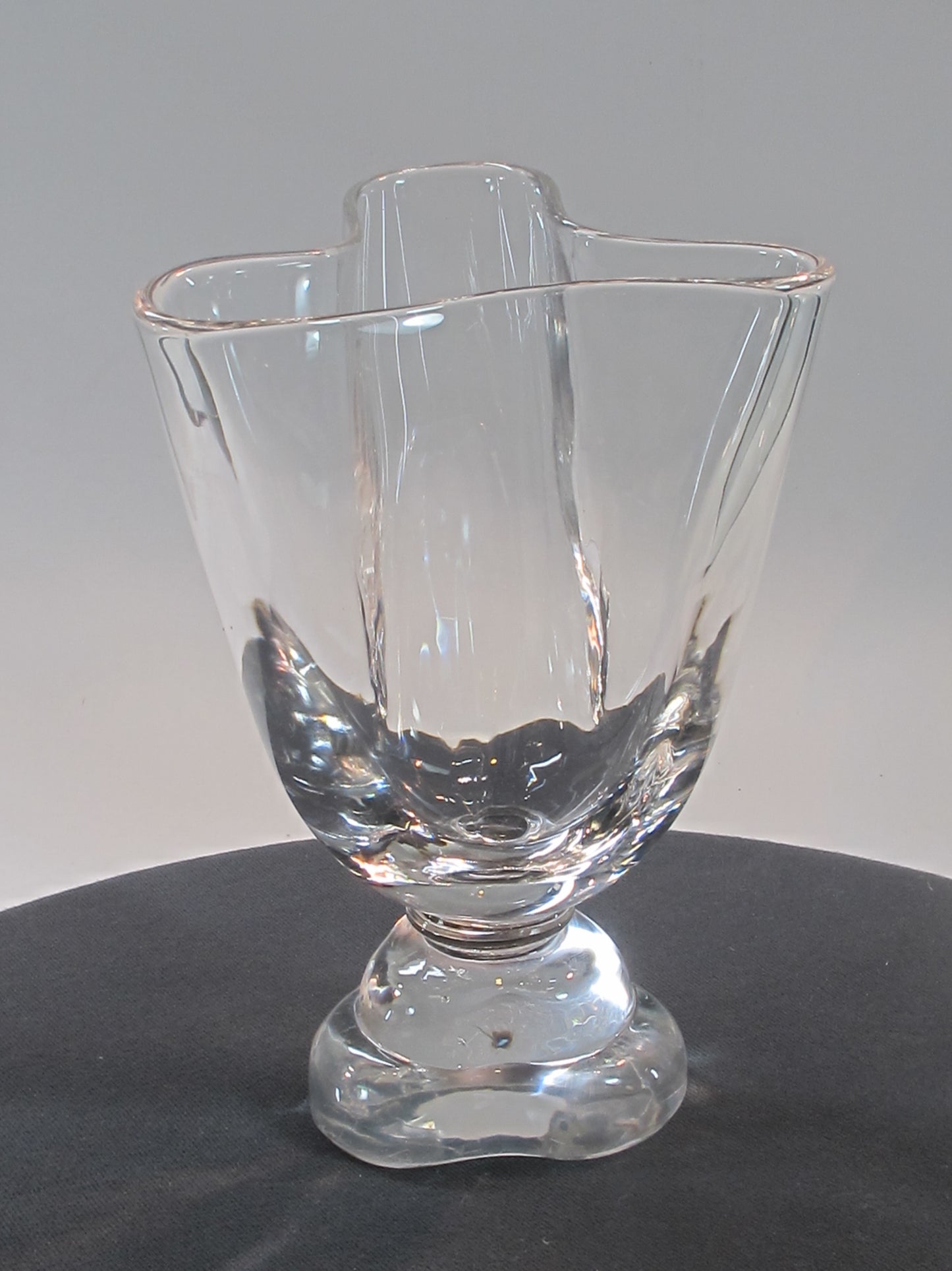 Crimped GLASS VASE 3 valleys